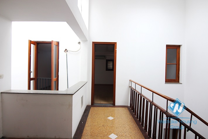 Unfurnished 4 bedrooms house with garage for rent in Xuan Dieu st, Tay Ho area.